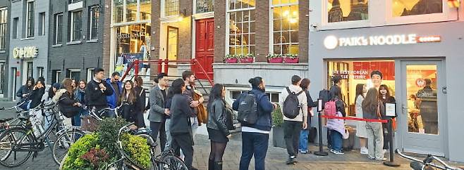 지난 8일 네덜란드 암스테르담에 있는 중식 프랜차이즈 ‘홍콩반점’의 유럽 1호점 앞에 입장을 기다리는 사람들이 줄 서 있다. 하헌형 기자