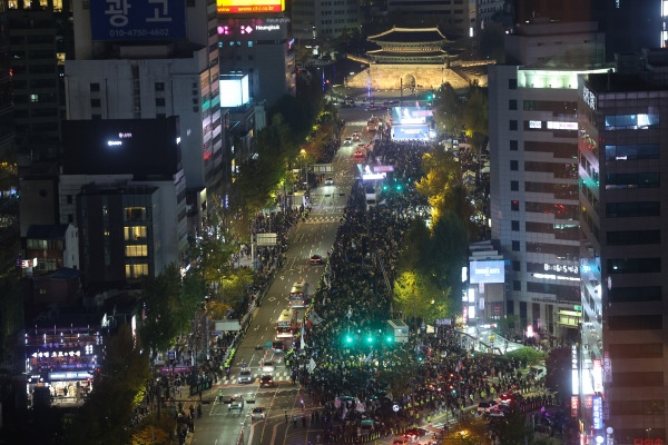 ▲2024년 11월 9일 오후 서울 숭례문 일대에서 더불어민주당 주최로 '김건희·윤석열 국정농단 규탄·특검 촉구 제2차 국민행동의 날' 장외집회가 열리고 있다. ⓒ연합뉴스