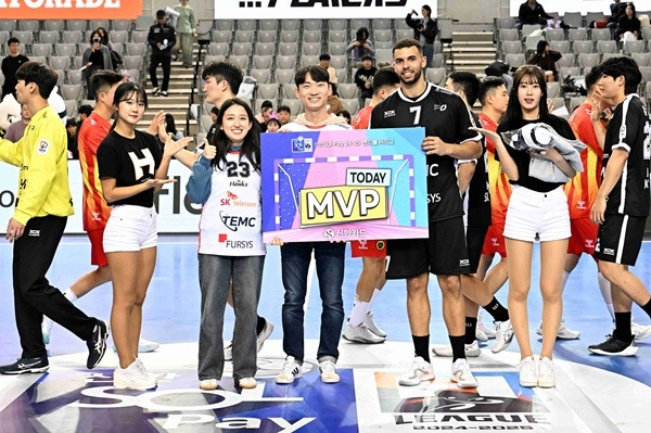 사진 매치 MVP 수상하고 있는 SK호크스의 새용병 주앙, 사진 제공=한국핸드볼연맹