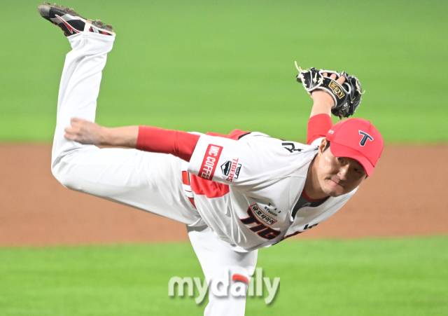 28일 오후 광주광역시 임동 광주기아챔피언스필드에서 진행된 '2024 프로야구 KBO리그 포스트시즌' 한국시리즈 5차전 KIA타이거즈와 삼성라이온즈의 경기. 기아 전상현이 투구하고 있다./광주=송일섭 기자 andlyu@mydaily.co.kr