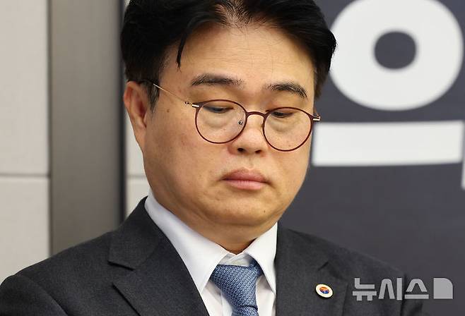 [서울=뉴시스] 황준선 기자 = 임현택 대한의사협회장이 10일 서울 용산구 대한의사협회에서 열린 2024년도 긴급 임시대의원총회에 참석해 있다.이날 총회에서는 임 회장 불신임 안건과 비상대책위원회(비대위) 설치 안건을 상정해 표결에 부칠 예정이다. 2024.11.10. hwang@newsis.com