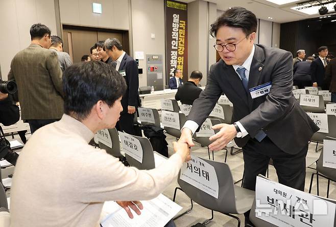 서울=뉴시스] 황준선 기자 = 임현택 대한의사협회장이 10일 서울 용산구 대한의사협회에서 열린 2024년도 긴급 임시대의원총회에서 참석자들과 인사하고 있다.의사협회 임시대의원총회는 이날 총회에서 임현택 회장 불신임 안건과 비상대책위원회(비대위) 설치 안건을 상정해 표결에 부칠 예정이다. 2024.11.10. hwang@newsis.com