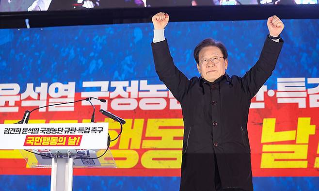 더불어민주당 이재명 대표가 지난 9일 서울 숭례문 일대에서 열린 '김건희·윤석열 국정농단 규탄·특검 촉구 제2차 국민행동의 날' 장외집회에서 단상에 올라 참석자들에게 인사하고 있다. 연합뉴스