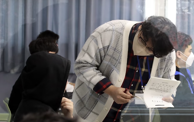 대학수학능력시험 감독관이 수험표를 확인하고 있다. 뉴스1