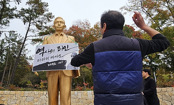 계란 맞는 박정희 동상 - 10일 오후 경북 경산시 영남대학교에서 영남대 민주동문회원들이 대학 내 설치된 박정희 동상에 계란을 던지고 있다. 2024.11.10 연합뉴스