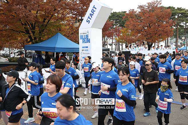 ▲ 블루런 5km 부문에 나선 러너들이 출발선을 통과해 하늘공원을 향해 달려갔다. ⓒ곽혜미 기자