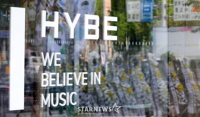 [서울=뉴시스] 김혜진 기자 = 그룹 뉴진스 멤버들이 하이브에 민희진 전 어도어 대표의 복귀를 요구한 마감시한인 25일 서울 용산구 하이브 사옥 앞에 뉴진스 팬들이 보낸 근조화환이 놓여 있다. 2024.09.25. jini@newsis.com /사진=김혜진