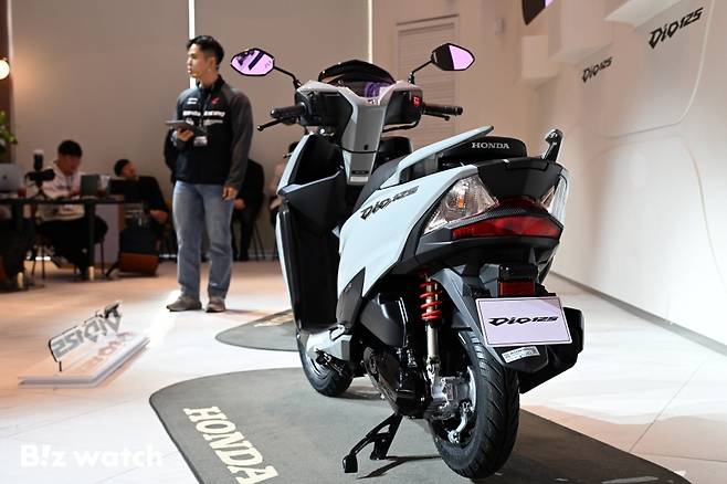 혼다코리아가 11일 경기 성남에 위치한 혼다 브랜드 체험공간인 카페 더 고에서 모터사이클 '디오 125'를 출시하고 있다./사진=이명근 기자 qwe123@