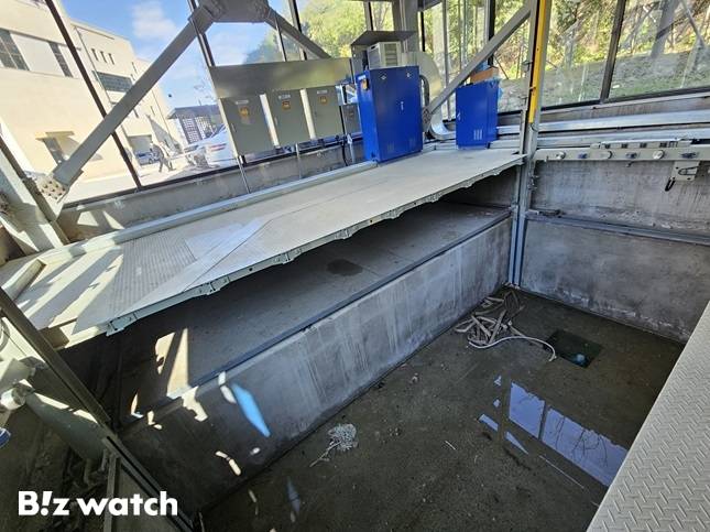 600kW급 자동충전시스템 기계식 주차타워에 설치된 수조 시설. 주차장 내 전기차에서 화재가 발생할 경우 차량을 수조 시설에 넣어 불을 끈다./사진=채신화 기자