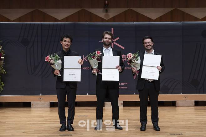 10일 서울 서초구 예술의전당에서 제2회 KNSO국제지휘콩쿠르 시상식이 열렸다. 왼쪽부터 2위 미국 이언 실즈, 1위 독일 시몬 에델만, 3위 미국 오스틴 알렉산더 차누. (사진=국립심포니오케스트라)