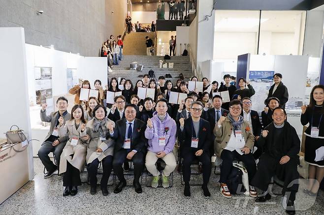 '2024 대한민국 실내건축대전' 수상자와 관계자들이 시상식을 마치고 기념사진을 찍고 있다. (KCC글라스 제공)