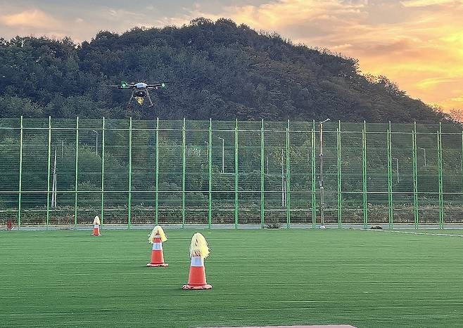 한국교통안전공단(TS) 김천드론자격센터에서 드론 비행을 시연하고 있다. /신현우 기자