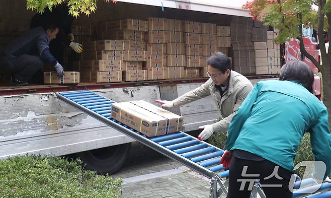 2025학년도 대학수학능력시험을 사흘 앞둔 11일 울산시교육청에 도착한 수능 문답지를 시교육청 관계자들이 옮기고 있다. 2024.11.11/뉴스1 ⓒ News1 조민주 기자