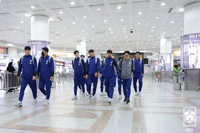 홍명보 감독이 이끄는 축구대표팀이 11일 오후 쿠웨이트 국제공항에 도착했다. (대한축구협회 제공)