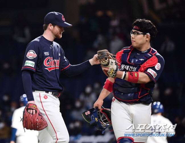 롯데 시절 반즈와 함꼐 한 지시완. 스포츠조선DB