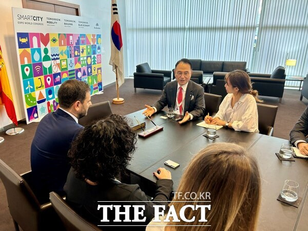 박상돈 천안시장이 스페인 월드스마트시티엑스포 우고발렌티 회장과 면담하고 있다. /천안시