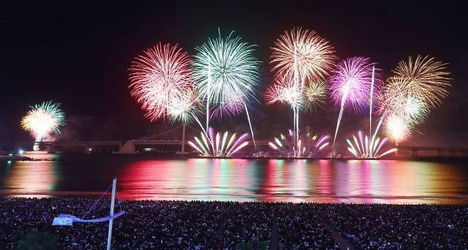 지난 9일 오후 부산 수영구 광안리해수욕장 일대에서 열린 제19회 부산불꽃축제에서 광안대교를 배경으로 화려한 불꽃이 가을 바다를 수놓고 있다. [이미지출처=연합뉴스]