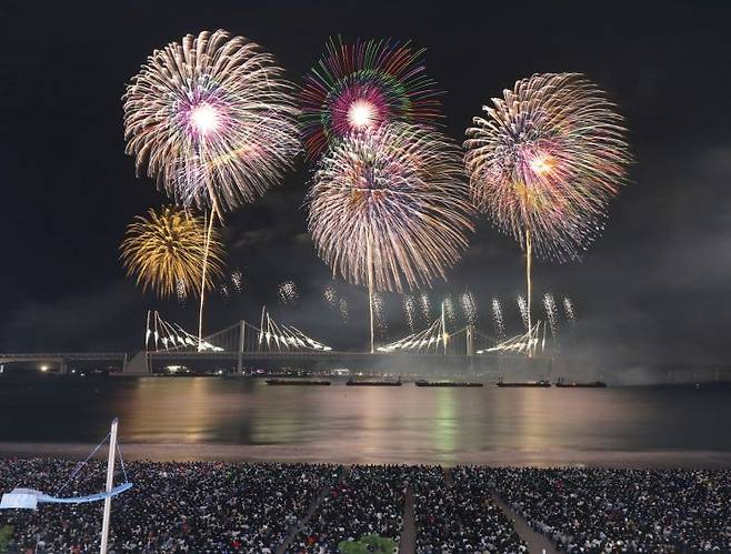 지난 9일 오후 부산 수영구 광안리해수욕장 일대에서 열린 제19회 부산불꽃축제에서 광안대교를 배경으로 화려한 불꽃이 가을 바다를 수놓고 있다. [이미지출처=연합뉴스]