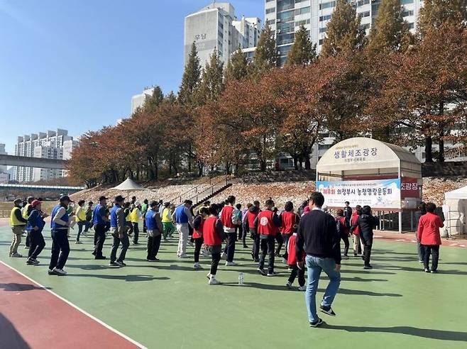 의정부시가 지난 9일 발곡역 생활체조광장에서 청각·언어 장애인과 비장애인 80여 명이 참가한 가운데 ‘제8회 농청 명랑운동회’를 개최하고 있다. 의정부시 제공