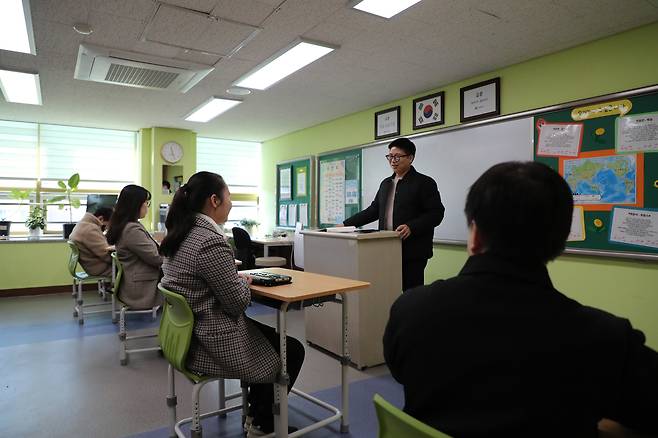 서울 강북구 한빛맹학교 고3 교실의 수업 현장. 궁금한 게 많은 학생들은 선생님에게 끊임없이 질문을 했다. /박성원 기자