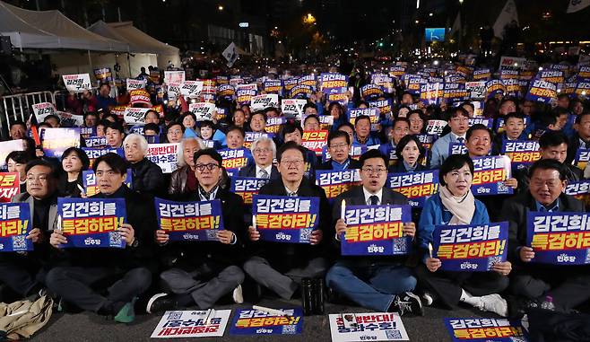 민주당이 지난 9일 오후 서울 세종대로에서 열린 민주당 김건희‧윤석열 국정농단 규탄‧특검 촉구 제2차 국민행동의 날에서 '김건희를 특검하라'는 피켓을 들고 구호를 외치고 있다./뉴스1