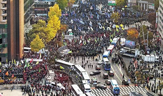 9일 서울 중구 덕수궁 대한문 일대에서 민주노총과 '윤석열정권퇴진운동본부' 등이 주최한 '전국노동자대회·1차퇴진 총궐기' 현장에서 집회 참가자들과 경찰이 대치하고 있다. /조인원 기자