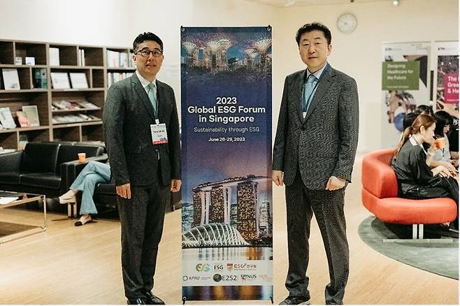 옥용식 고려대 환경생태공학부 교수(왼쪽), 이재혁 고려대 경영대 교수(오른쪽)./ 사진=국제ESG협회 제공