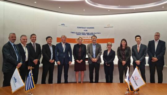 한화오션 김희철 사장(오른쪽 다섯번째)과 안젤리쿠시스 그룹 마리아 안젤리쿠시스(오른쪽 여섯번째) 회장 등 관계자들이 지난 8일(현지시간) 그리스 현지에서 만나 LNG운반선 건조 계약서에 서명한 뒤 기념촬영을 하고 있다. 한화오션 제공