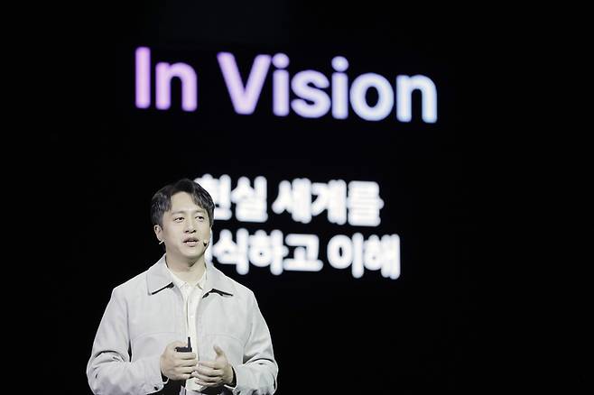 이동환 네이버랩스 비전 그룹리더가 11일 서울 강남구 코엑스에서 열린 DAN 24에서 '네이버 트윈XR 플랫폼'을 소개하고 있다. 〈자료 네이버〉