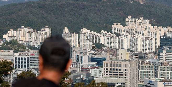 지난달 9일 오전 서울 용산구 남산공원에서 바라본 서울 시내에 아파트가 보이고 있다. 뉴시스.