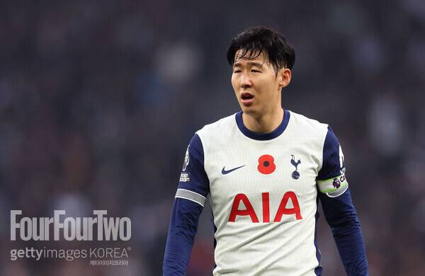 사진=게티이미지.&nbsp;토트넘&nbsp;홋스퍼가&nbsp;또&nbsp;첫&nbsp;승&nbsp;제물이&nbsp;되면서&nbsp;리그&nbsp;10위로&nbsp;떨어졌다.&nbsp;풀타임을&nbsp;소화한&nbsp;손흥민이&nbsp;고군분투했지만&nbsp;팀의&nbsp;패배를&nbsp;막지&nbsp;못했다.&nbsp;토트넘은&nbsp;10일&nbsp;오후&nbsp;11시(한국시간)&nbsp;영국&nbsp;런던에&nbsp;위치한&nbsp;토트넘&nbsp;훗스퍼&nbsp;스타디움에서&nbsp;열린&nbsp;2024-25시즌&nbsp;프리미어리그(PL)&nbsp;11라운드에서&nbsp;입스위치&nbsp;타운에&nbsp;1-2로&nbsp;패배했다.&nbsp;이로써&nbsp;토트넘은&nbsp;공식전&nbsp;2연패에&nbsp;빠졌고,&nbsp;리그&nbsp;10위까지&nbsp;추락했다.&nbsp;입스위치는&nbsp;리그&nbsp;11경기&nbsp;만에&nbsp;첫&nbsp;승을&nbsp;얻었다.