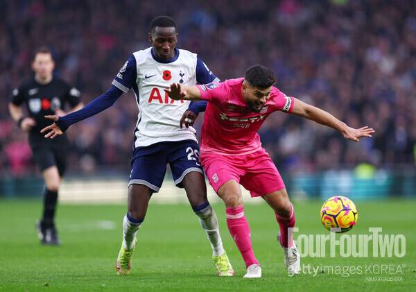 사진=게티이미지.&nbsp;토트넘&nbsp;홋스퍼가&nbsp;또&nbsp;첫&nbsp;승&nbsp;제물이&nbsp;되면서&nbsp;리그&nbsp;10위로&nbsp;떨어졌다.&nbsp;풀타임을&nbsp;소화한&nbsp;손흥민이&nbsp;고군분투했지만&nbsp;팀의&nbsp;패배를&nbsp;막지&nbsp;못했다.&nbsp;토트넘은&nbsp;10일&nbsp;오후&nbsp;11시(한국시간)&nbsp;영국&nbsp;런던에&nbsp;위치한&nbsp;토트넘&nbsp;훗스퍼&nbsp;스타디움에서&nbsp;열린&nbsp;2024-25시즌&nbsp;프리미어리그(PL)&nbsp;11라운드에서&nbsp;입스위치&nbsp;타운에&nbsp;1-2로&nbsp;패배했다.&nbsp;이로써&nbsp;토트넘은&nbsp;공식전&nbsp;2연패에&nbsp;빠졌고,&nbsp;리그&nbsp;10위까지&nbsp;추락했다.&nbsp;입스위치는&nbsp;리그&nbsp;11경기&nbsp;만에&nbsp;첫&nbsp;승을&nbsp;얻었다.