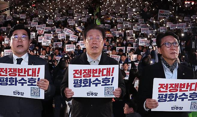 9일 오후 서울 중구 숭례문 일대에서 열린 ‘김건희-윤석열 국정농단 규탄 및 특검 촉구 제2차 국민행동의 날’ 집회에서 이재명 더불어민주당 대표(가운데)를 비롯한 지도부가 참석자들과 함께 구호를 외치고 있다. 공동취재사진