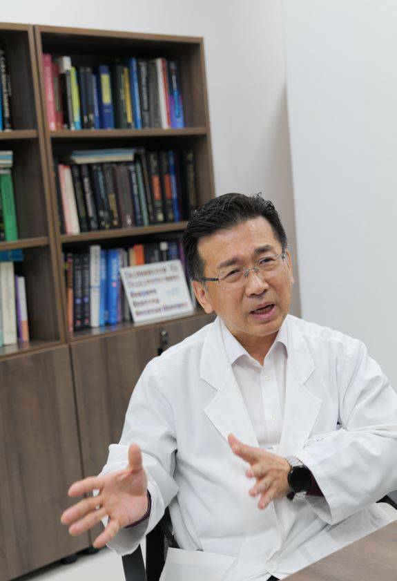 서울대병원 신경과 성정준 교수​가 루게릭 병에 대해 설명하고 있다./사진=서울대 병원 제공