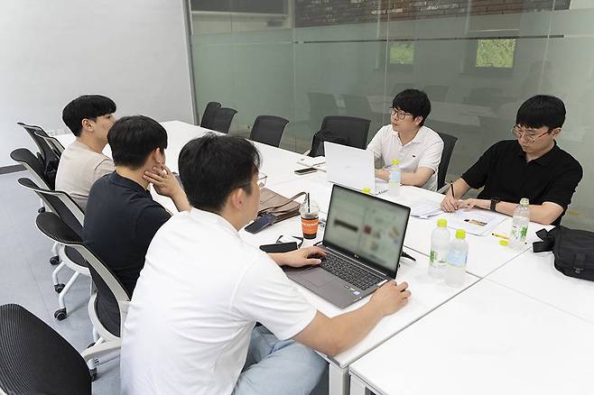 지원 기업이 멘토들에게 제품 개발 과정 등을 점검받는 소싱디렉팅이 진행 중이다 / 출처=IT동아