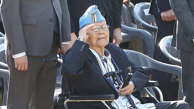 유엔군 참전용사가 경례하고 있다. 송봉근 기자 20241111