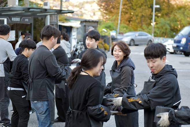 송미선 하나투어 대표가 신입사원들과 함께 연탄 나눔 봉사활동을 하는 모습. 사진=하나투어