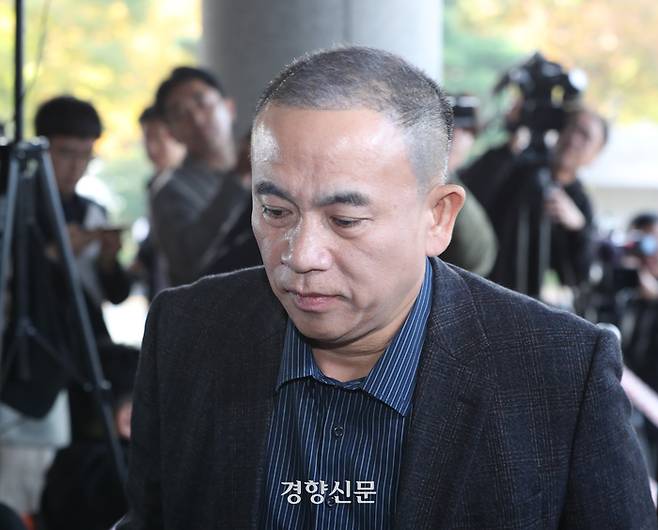 ‘김건희 여사 공천 개입 의혹’의 핵심 인물인 명태균씨가 지난 8일 경남 창원시 창원지방검찰청에 정치자금법 위반 혐의로 조사를 받기 위해 출석하고 있다. 한수빈 기자