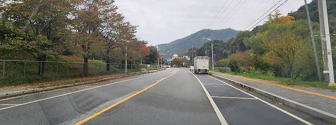 충북 청주랜드 우암어린이회관 인근 도로변 공영주차장. 조례 개정 전(위쪽 사진)과 개정 후의 모습.