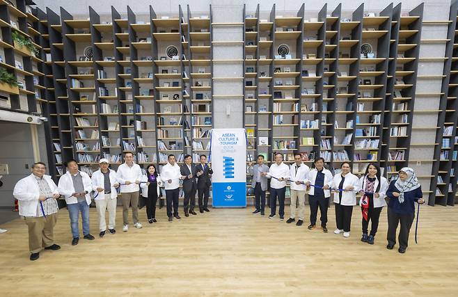 Attendees of the ASEAN Culture and Tourism Book Corner opening ceremony, including Korea-ASEAN Center Secretary-General Kim Jae-shin (ninth from left) and ambassadors representing Southeast Asian countries, pose for a photo at the Jeju ASEAN Hall at the Jeju International Peace Center on Friday. (Korea-ASEAN Center)