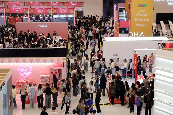 Visitors look around at cosmetics booths during Seoul Beauty Week 2024 at Dongdaemun Design Plaza (DDP) in Jung District, central Seoul, on Oct. 1. [NEWS1]