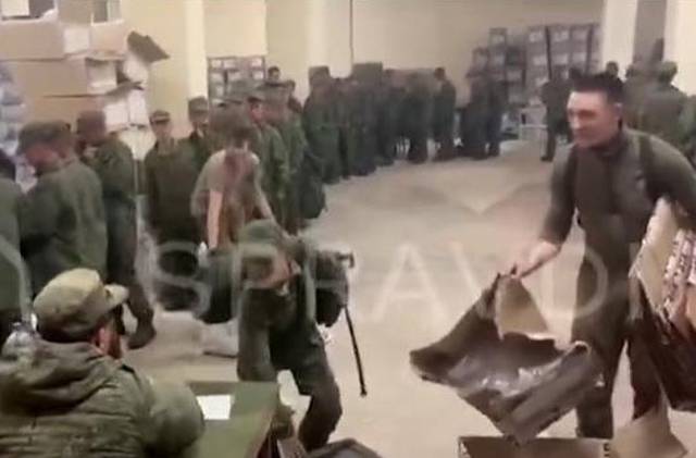 우크라이나 군 전략소통·정보보안센터(SPRAVDI)가 북한군으로 추정되는 군인들이 줄을 서서 러시아 보급품을 받고 있다. 우크라군 전략소통·정보보안센터 엑스(X) 캡처