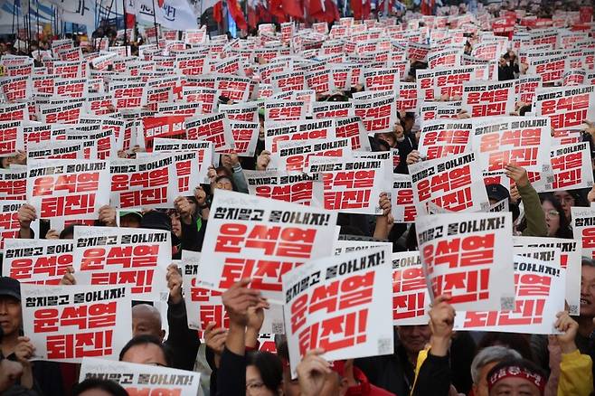 9일 오후 서울 숭례문 일대에서 열린 민주노총 전태일열사 정신계승 2024 전국노동자대회·1차 퇴진 총궐기에서 민주노총 조합원들이 구호를 외치고 있는 모습. / 사진 = 연합뉴스