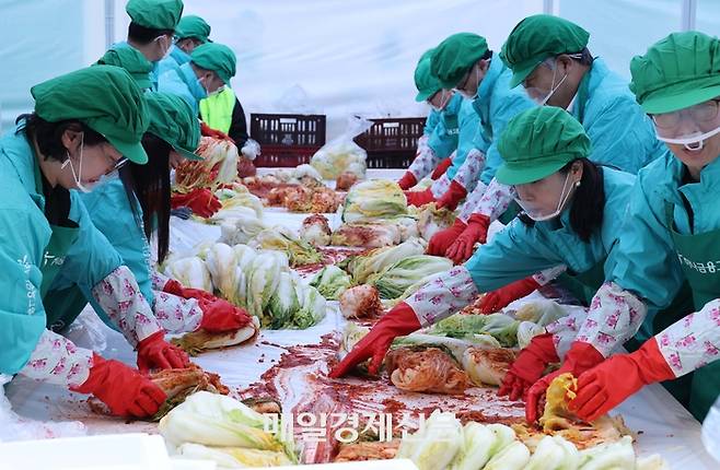 함영주 하나금융지주 회장을 비롯한 임직원들이 11일 서울 중구 하나금융그룹 명동사옥에서 열린 ‘2024 모두하나데이 사랑의 김장나눔’ 행사에서 김장을 하고 있다. 2024.11.11 [한주형기자]