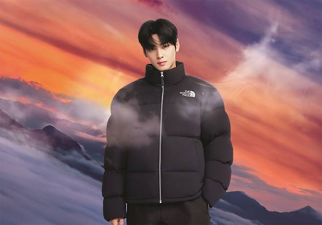 ‘클라우드 눕시 재킷’을 착용한 노스페이스 홍보대사 차은우.[사진제공=노스페이스]