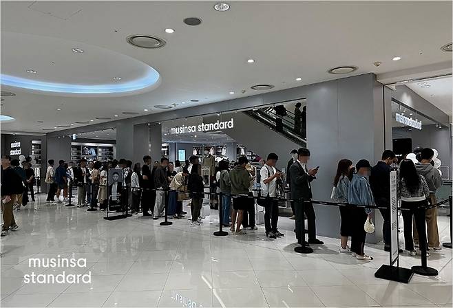무신사 스탠다드 영등포 타임스퀘어점 입장을 기다리는 고객들의 모습.[사진제공=무신사]