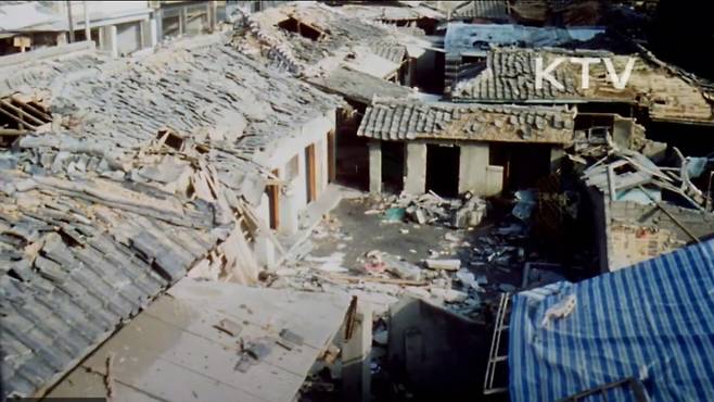 '이리역 폭발 사고'는 폭약과 뇌관은 함께 운송될 수 없다는 규정이 무시돼 일어난 사고다. 사고 당시 이리역 주변의 모습./사진=KTV 영상 캡처