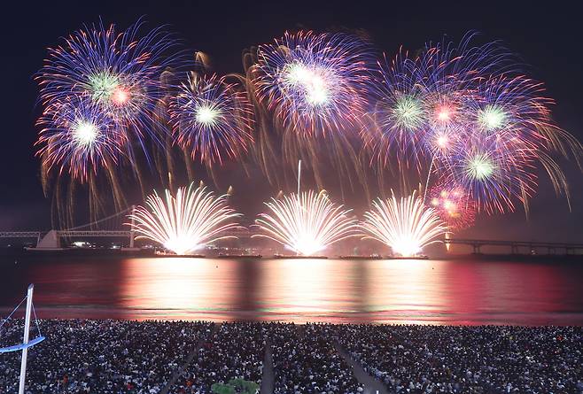 9일 오후 부산 수영구 광안리해수욕장 일대에서 열린 제19회 부산불꽃축제에서 광안대교 경관 조명이 꺼진 채 불꽃 쇼가 진행되고 있다. [연합]