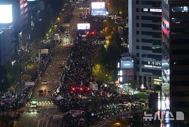 [서울=뉴시스] 이영환 기자 =  9일 서울 세종대로에서 더불어민주당이 주최한 제2차 김건희 윤석열 국정농단 규탄·특검 촉구 국민행동의 날! 진행되고 있다. 2024.11.09. 20hwan@newsis.com