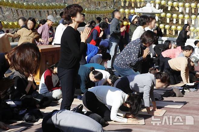 [인천=뉴시스] 김동영 기자 = 2025학년도 대학수학능력시험 전 마지막 일요일인 10일 오전  인천 강화군 보문사 마애관음보살좌상 앞에서 불자들이 기도를 올리고 있다. 2024.11.10. dy0121@newsis.com